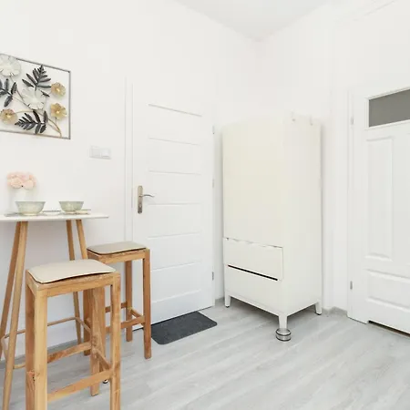 Unique With Free Parking In Only 500m From The By Renters Daire *